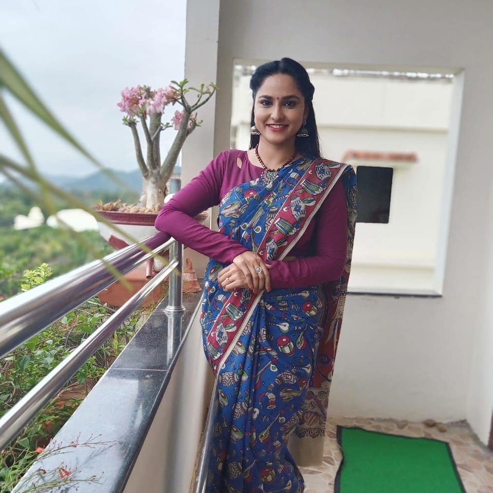 Zee Telugu Tv Anchor Kasi Annapurna Images In Navy Blue Saree